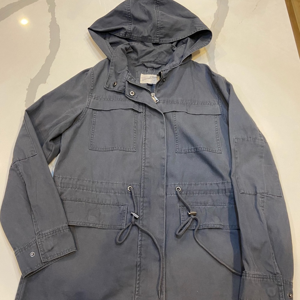 NWOT women’s gray zipped jacket, size 8.